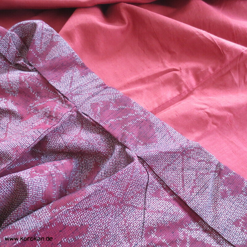 weinrote Kasuri Ahornblätter Tsumugi Kimono