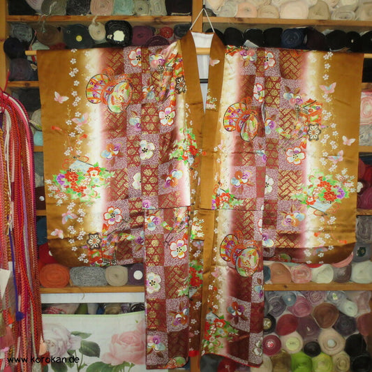 Mädchen Seidensatin Furisode, braun mit Blumenwagen und Trommeln
