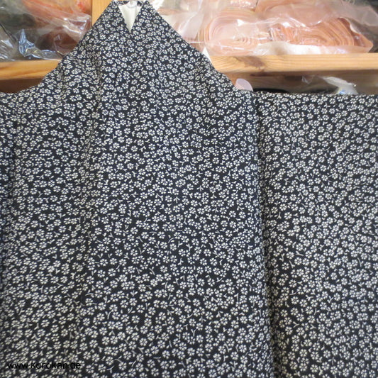 weiße Blümchen auf schwarz Seidencrepe, Komon Alltagskimono