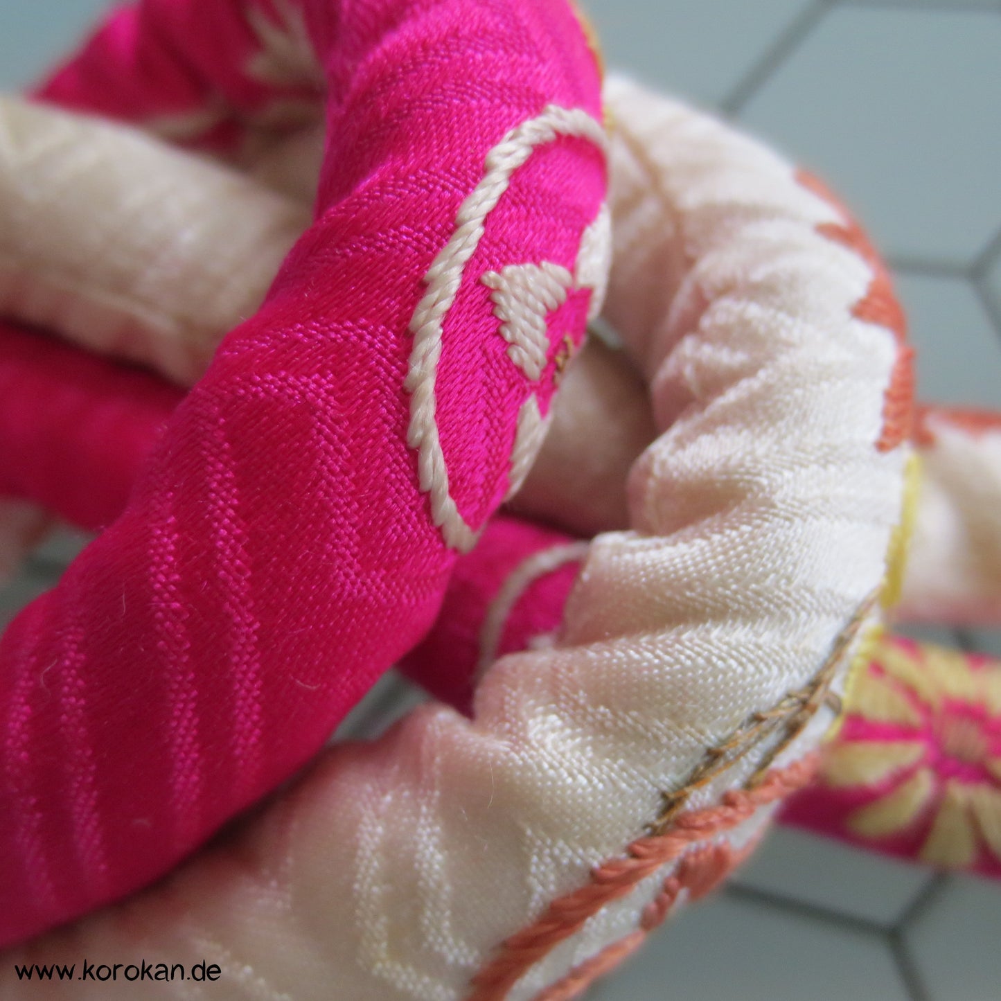 bestickter Marukuge, pinke und naturfarbene Seide, Vintage
