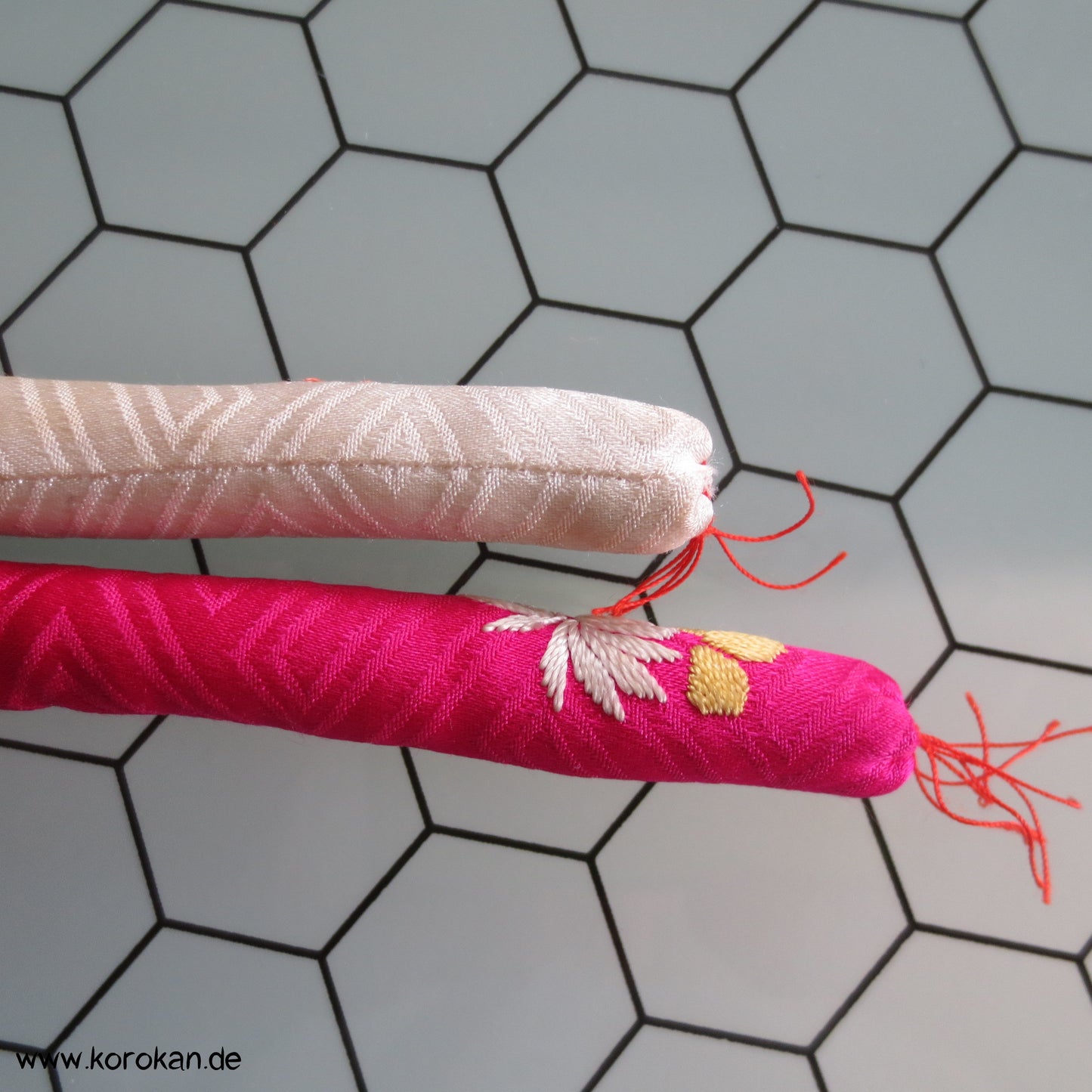 bestickter Marukuge, pinke und naturfarbene Seide, Vintage