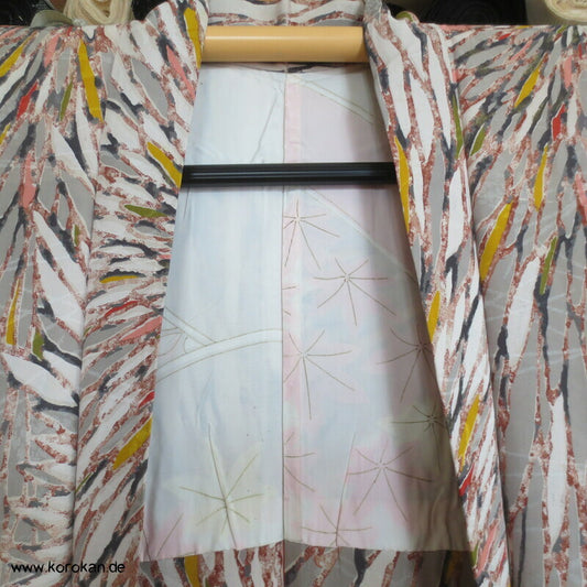 abstrakte Chrysantheme bunt in grauer Seide Haori