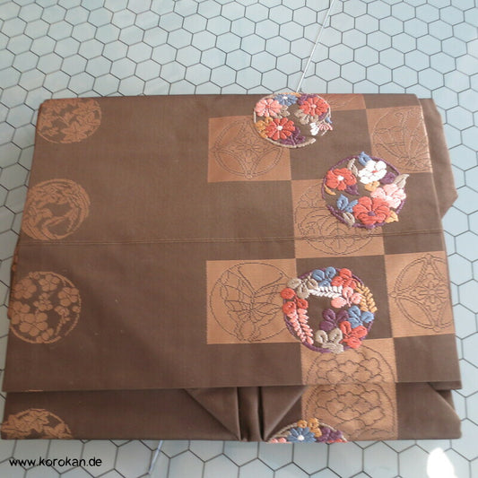 gestickte Blütenrondelle Nagoya Obi, oliv - gold Seidenbrokat Kimonogürtel