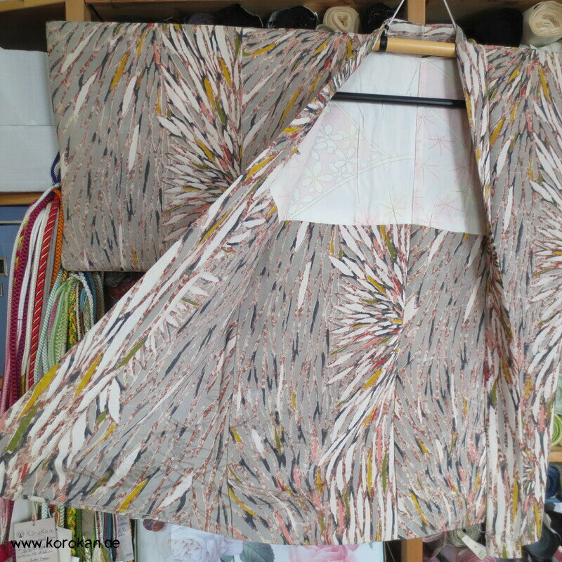 abstrakte Chrysantheme bunt in grauer Seide Haori
