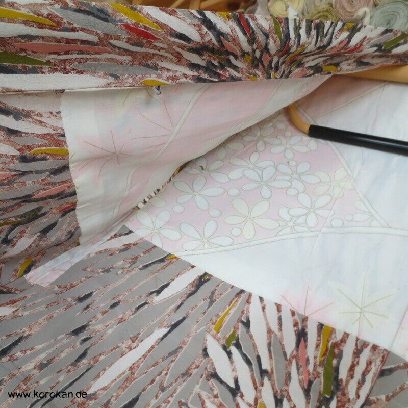abstrakte Chrysantheme bunt in grauer Seide Haori