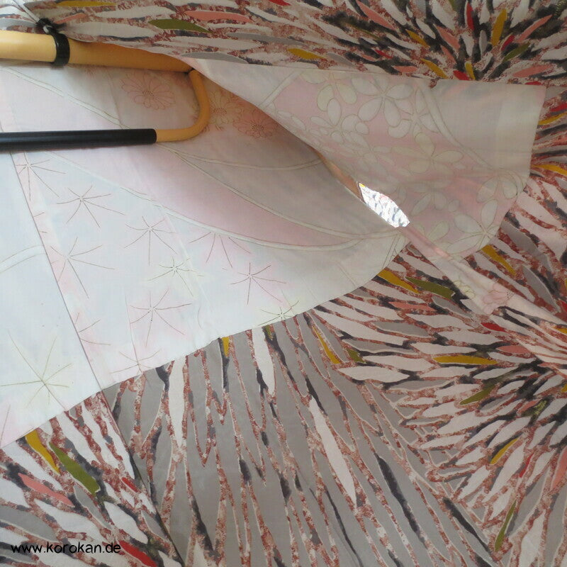 abstrakte Chrysantheme bunt in grauer Seide Haori