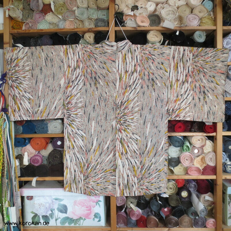 abstrakte Chrysantheme bunt in grauer Seide Haori