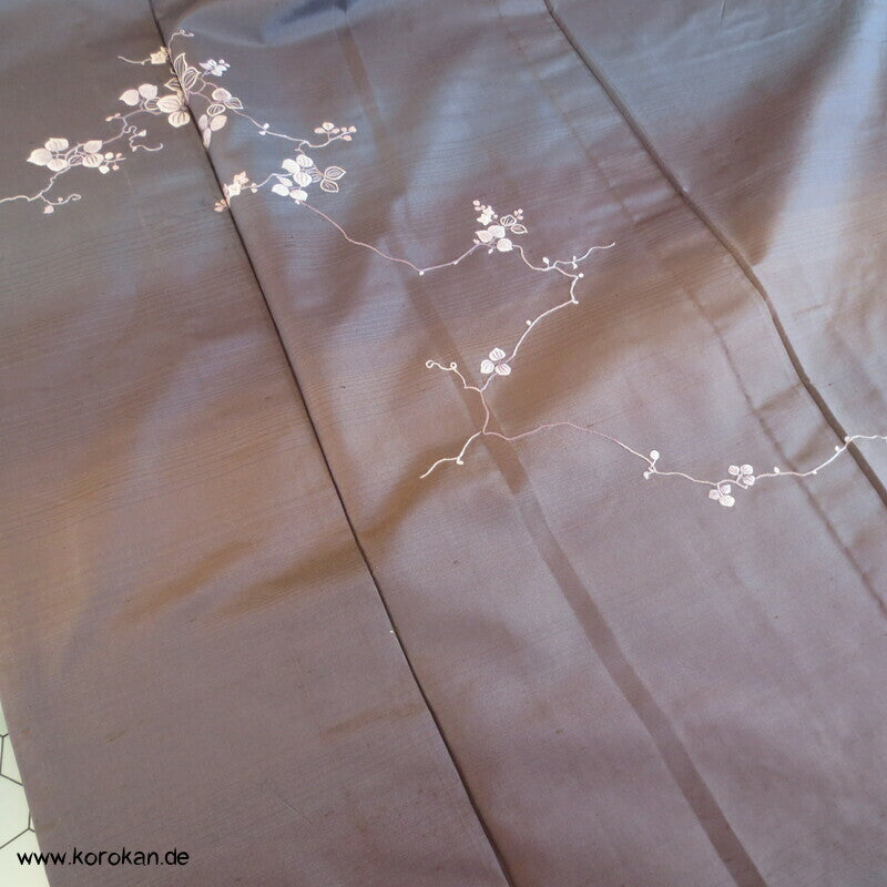 gewebtes Bokashi, gestickte Zweige Hitoe Tsukesage Seiden Kimono