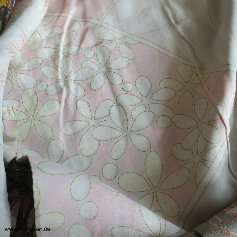 abstrakte Chrysantheme bunt in grauer Seide Haori