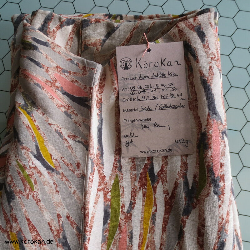abstrakte Chrysantheme bunt in grauer Seide Haori