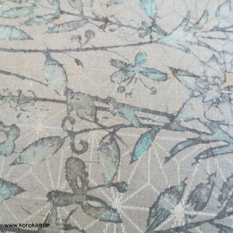graublaue Blüten über Asanoha Wolle / Seide Tanmono