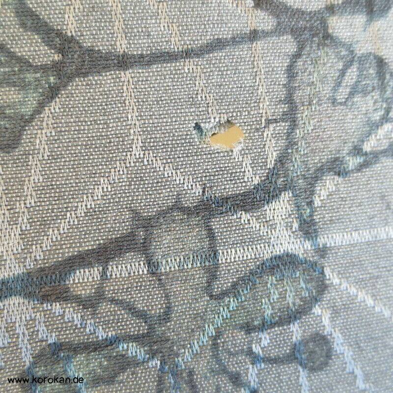 graublaue Blüten über Asanoha Wolle / Seide Tanmono