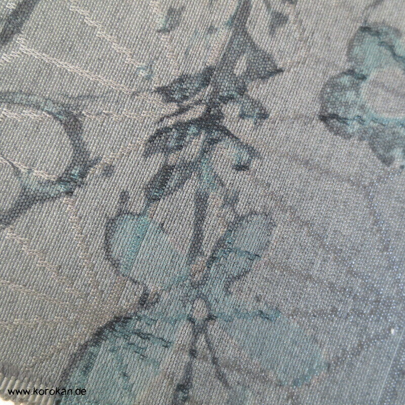 graublaue Blüten über Asanoha Wolle / Seide Tanmono