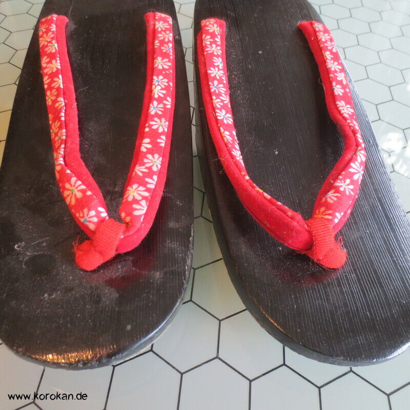 Vintage Geta Zehenstegsandalen - leichtes lackiertes Holz, Stoffriemen