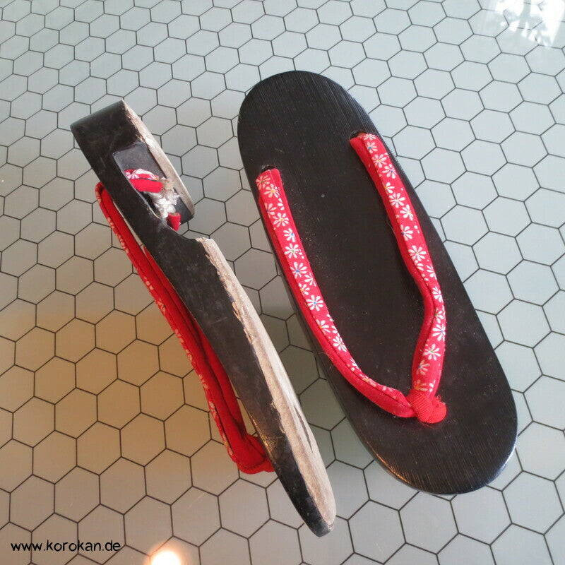 Vintage Geta Zehenstegsandalen - leichtes lackiertes Holz, Stoffriemen