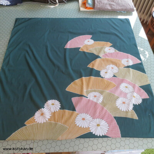 Furoshiki Japan Tragetuch, Fächer Chrysanthemen auf dunkelgrün