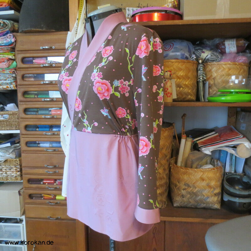 Kimonoshirt aus Stenzo Baumwolljersey Blumen, Vögel, kombiniert mit Seide