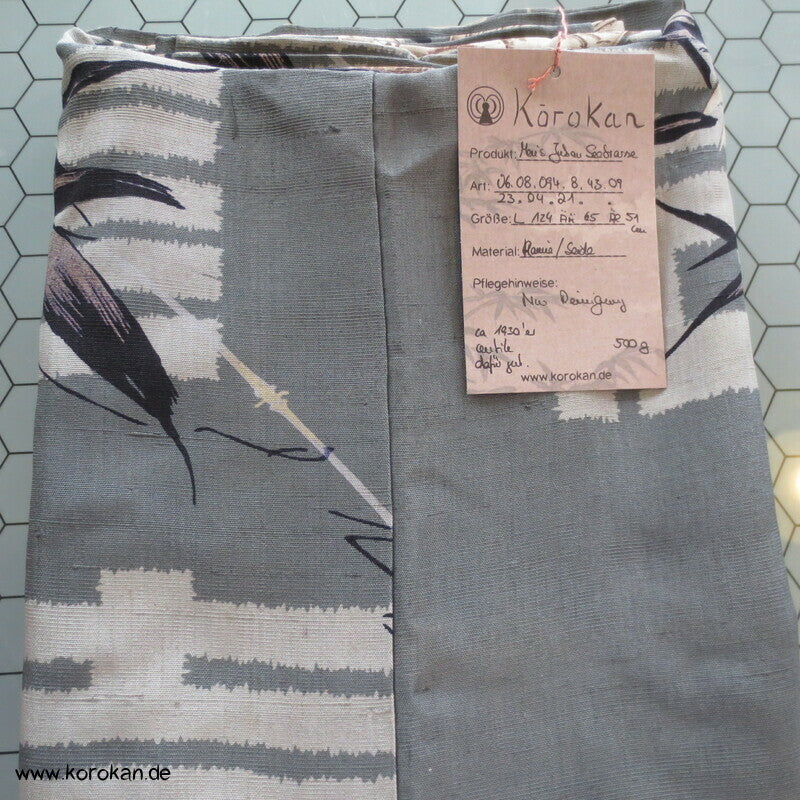 Seebrassen und Bildrollen auf Ramie Juban