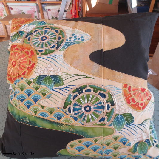 Prachtkissen aus japanischer Tomesode Kimono Seide, Stickerei Genji Guruma Räder im Wasser, Gold und Silber