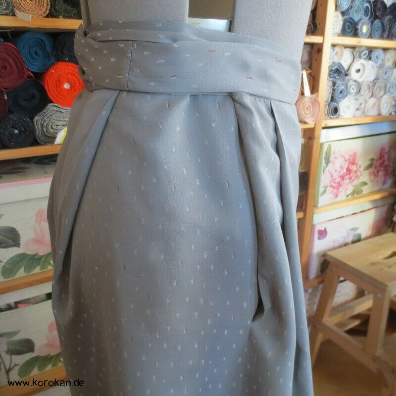 Hakama artige Hose, grauer Seidenjacquard mit kleinen Rechtecken