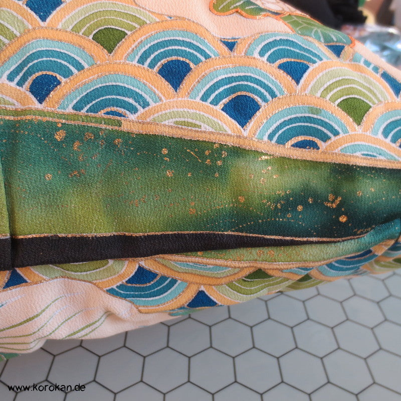 Prachtkissen aus japanischer Tomesode Kimono Seide, Stickerei Genji Guruma Räder im Wasser, Gold und Silber