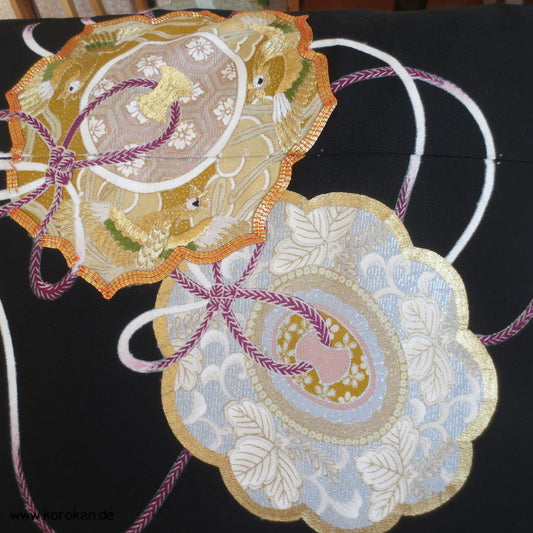 Prachtkissen aus japanischer Tomesode Kimono Seide, Stickerei Spiegel, Gold und Silber, Haori Himo Verschlüsse
