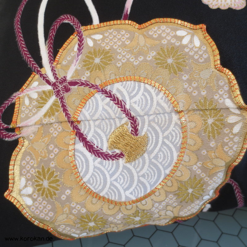Prachtkissen aus japanischer Tomesode Kimono Seide, Stickerei Spiegel, Gold und Silber, Haori Himo Verschlüsse