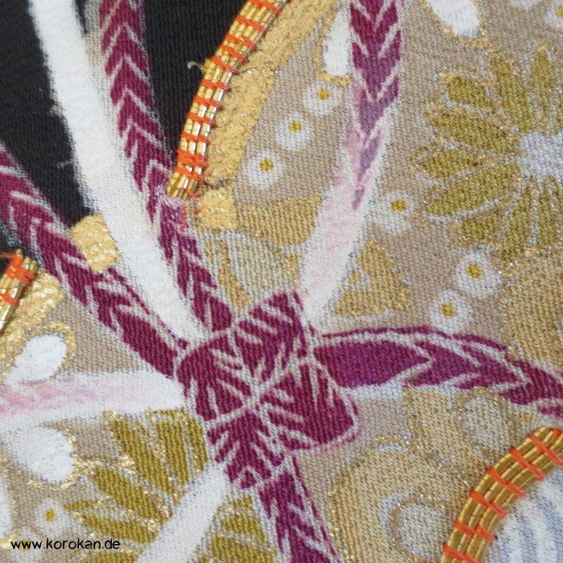 Prachtkissen aus japanischer Tomesode Kimono Seide, Stickerei Spiegel, Gold und Silber, Haori Himo Verschlüsse