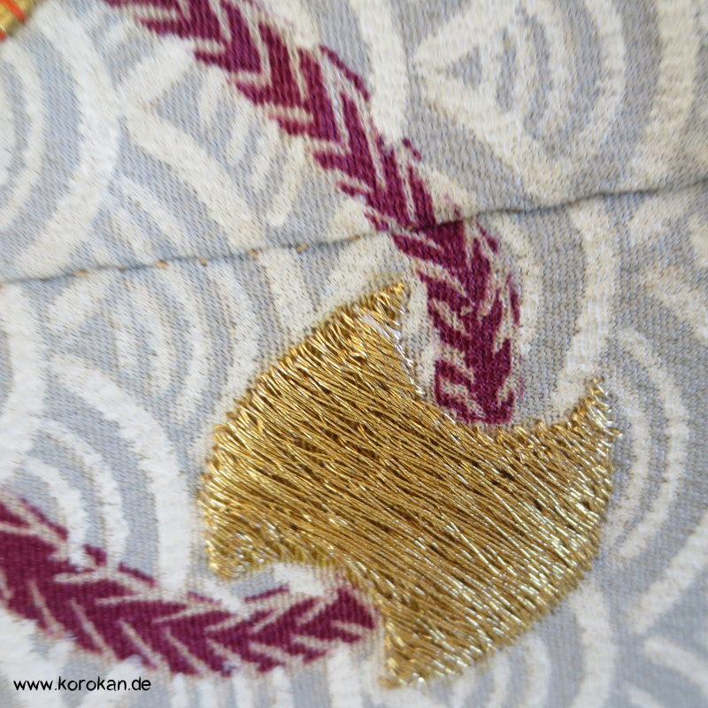 Prachtkissen aus japanischer Tomesode Kimono Seide, Stickerei Spiegel, Gold und Silber, Haori Himo Verschlüsse