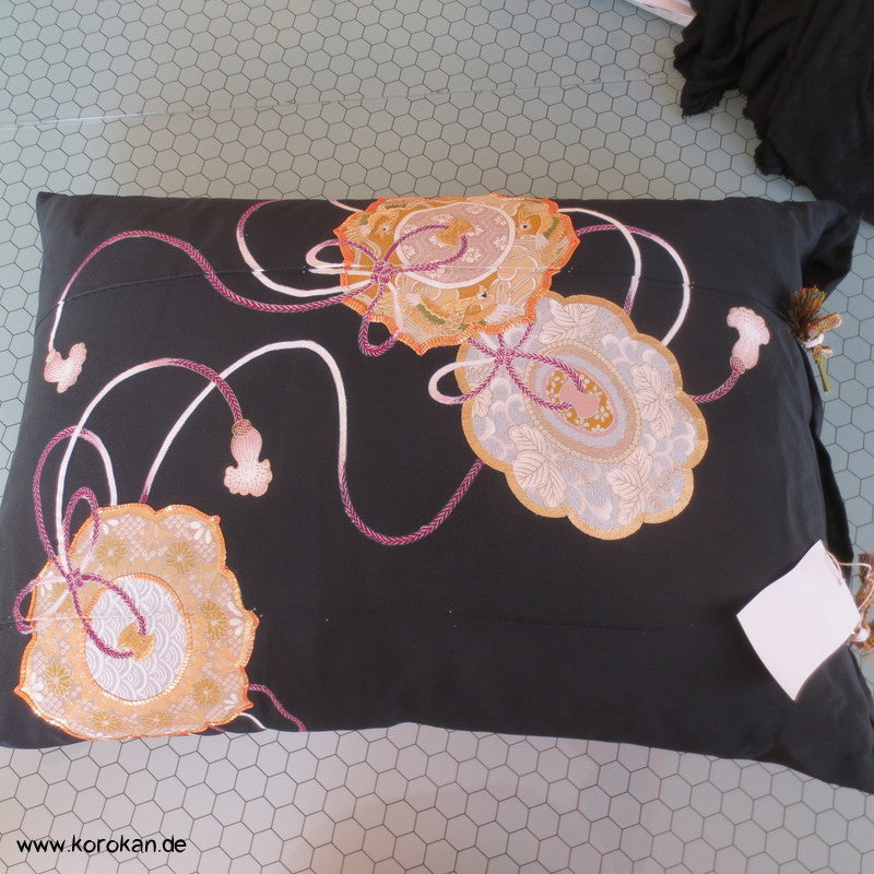 Prachtkissen aus japanischer Tomesode Kimono Seide, Stickerei Spiegel, Gold und Silber, Haori Himo Verschlüsse