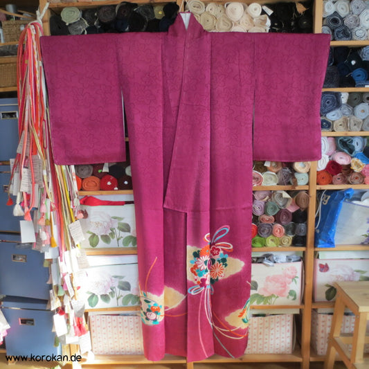 antiker Irotomesode Seiden Kimono mit Kusudama Blumenkugeln