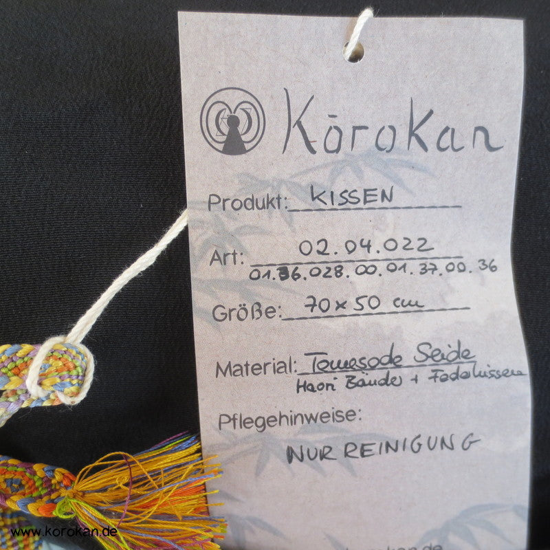 Prachtkissen aus japanischer Tomesode Kimono Seide, Stickerei Spiegel, Gold und Silber, Haori Himo Verschlüsse