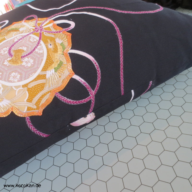 Prachtkissen aus japanischer Tomesode Kimono Seide, Stickerei Spiegel, Gold und Silber, Haori Himo Verschlüsse