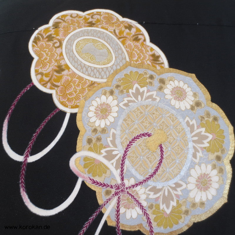 Prachtkissen aus japanischer Tomesode Kimono Seide, Stickerei Spiegel, Gold und Silber, Haori Himo Verschlüsse