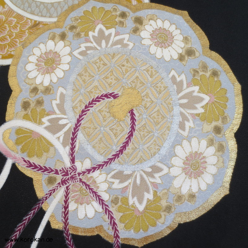 Prachtkissen aus japanischer Tomesode Kimono Seide, Stickerei Spiegel, Gold und Silber, Haori Himo Verschlüsse