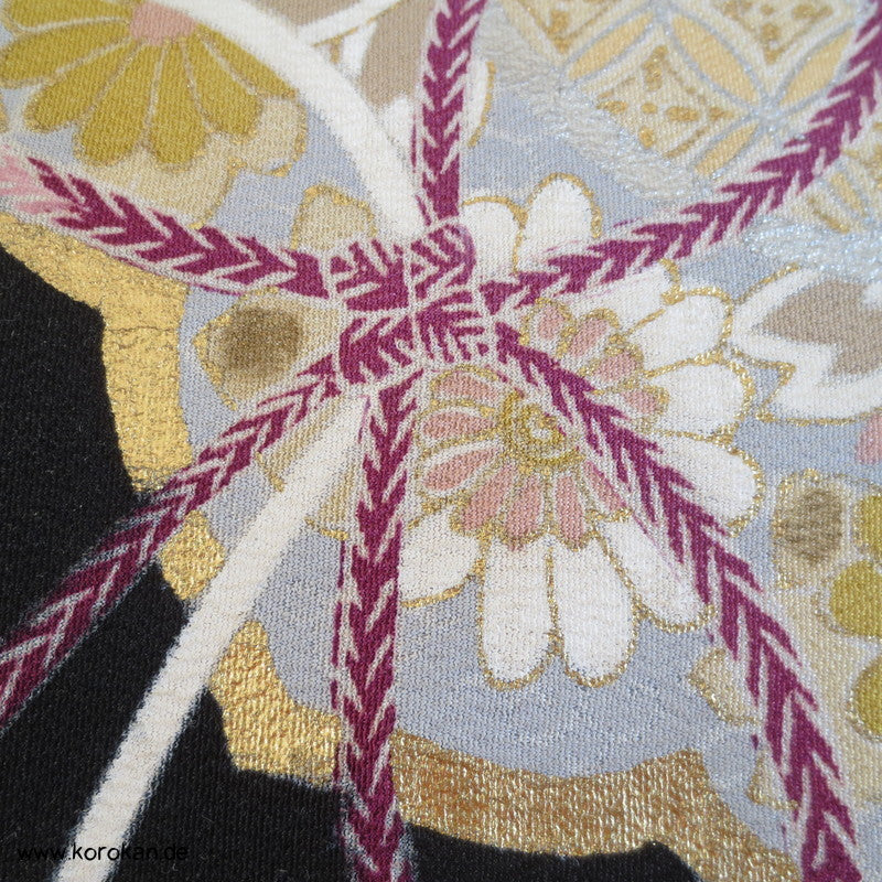 Prachtkissen aus japanischer Tomesode Kimono Seide, Stickerei Spiegel, Gold und Silber, Haori Himo Verschlüsse