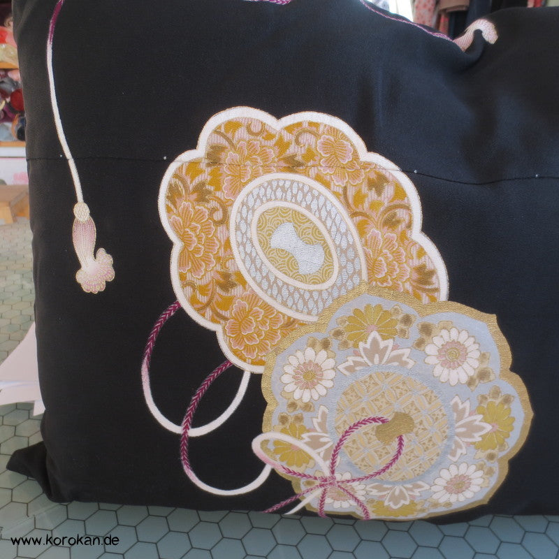 Prachtkissen aus japanischer Tomesode Kimono Seide, Stickerei Spiegel, Gold und Silber, Haori Himo Verschlüsse