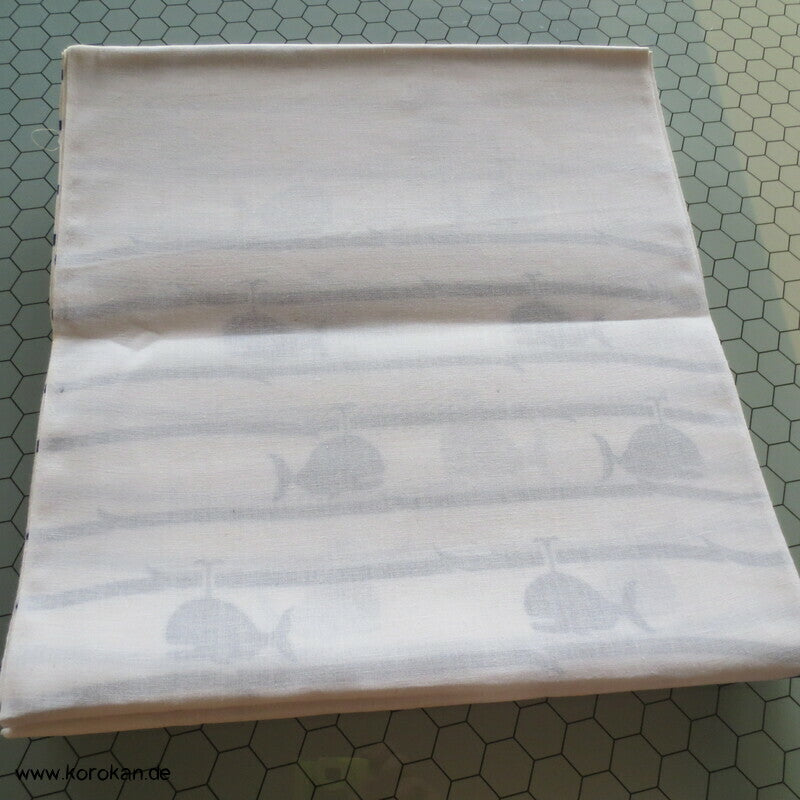 Karieba Yukata Stoff mit Walen in Wellen, Blaudruck