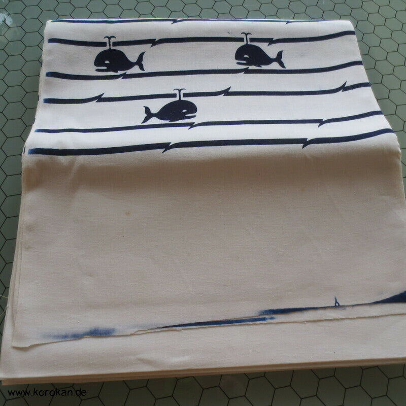 Karieba Yukata Stoff mit Walen in Wellen, Blaudruck