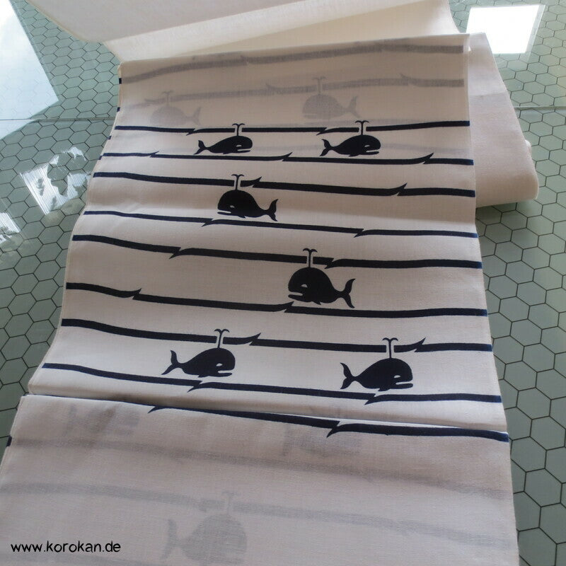 Karieba Yukata Stoff mit Walen in Wellen, Blaudruck