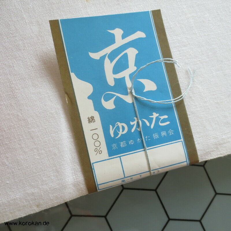 Karieba Yukata Stoff mit Walen in Wellen, Blaudruck