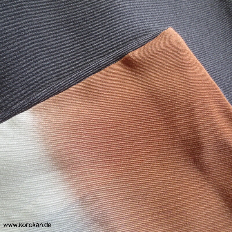 Homongi Seidencrepe Kimono goldenes Blättermuster auf grau