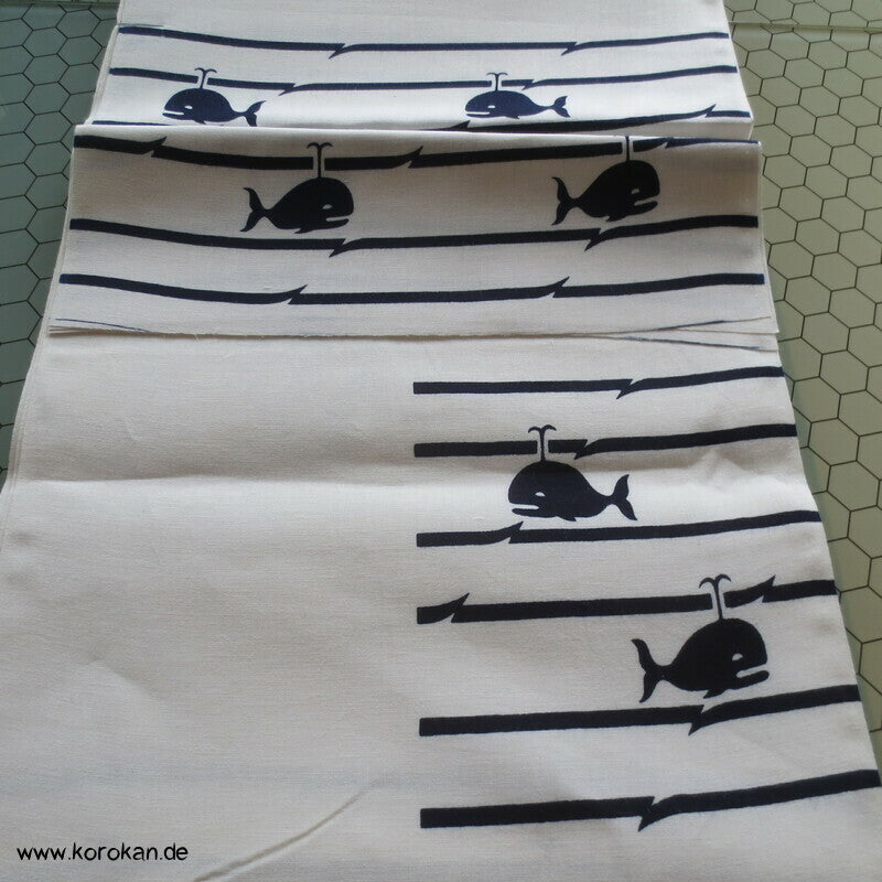 Karieba Yukata Stoff mit Walen in Wellen, Blaudruck