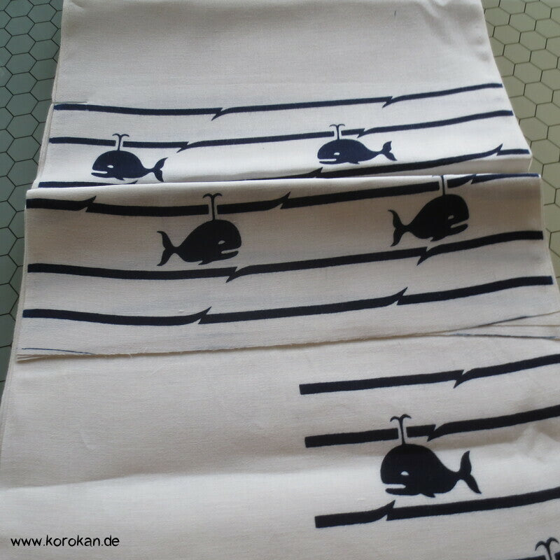Karieba Yukata Stoff mit Walen in Wellen, Blaudruck