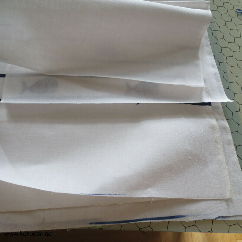 Karieba Yukata Stoff mit Walen in Wellen, Blaudruck