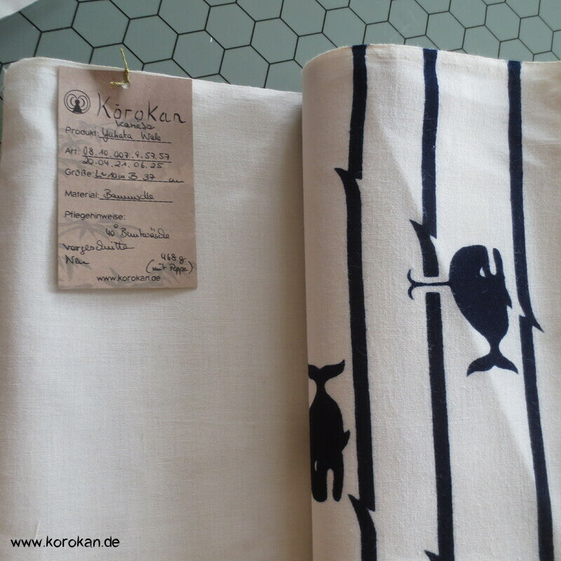 Karieba Yukata Stoff mit Walen in Wellen, Blaudruck
