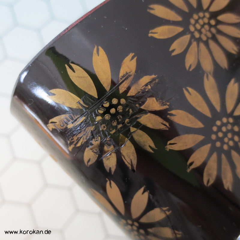 japanische Lackdose mit Chrysanthemen auf schwarzem Grund
