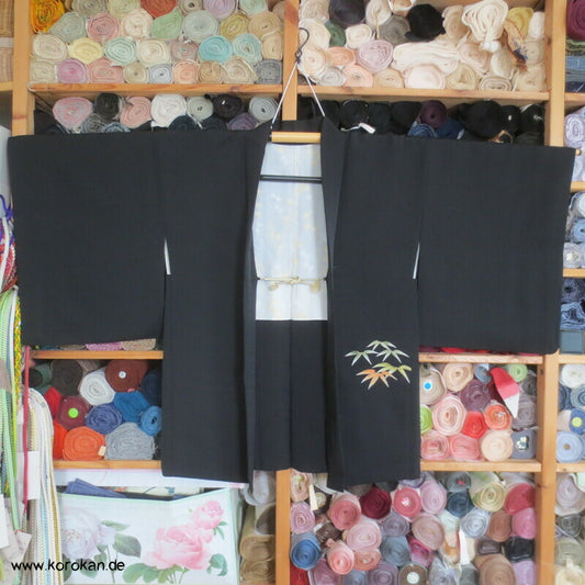 japanische Haori Kimono Jacke mit gemaltem Bambus auf schwarz