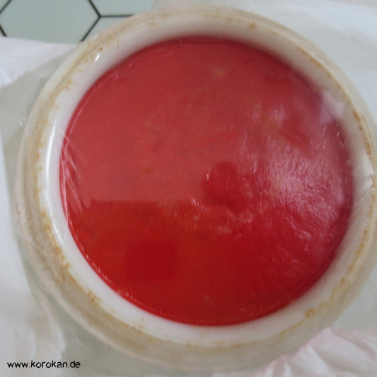 rote Stempelfarbe in Porzellandose in Schachtel