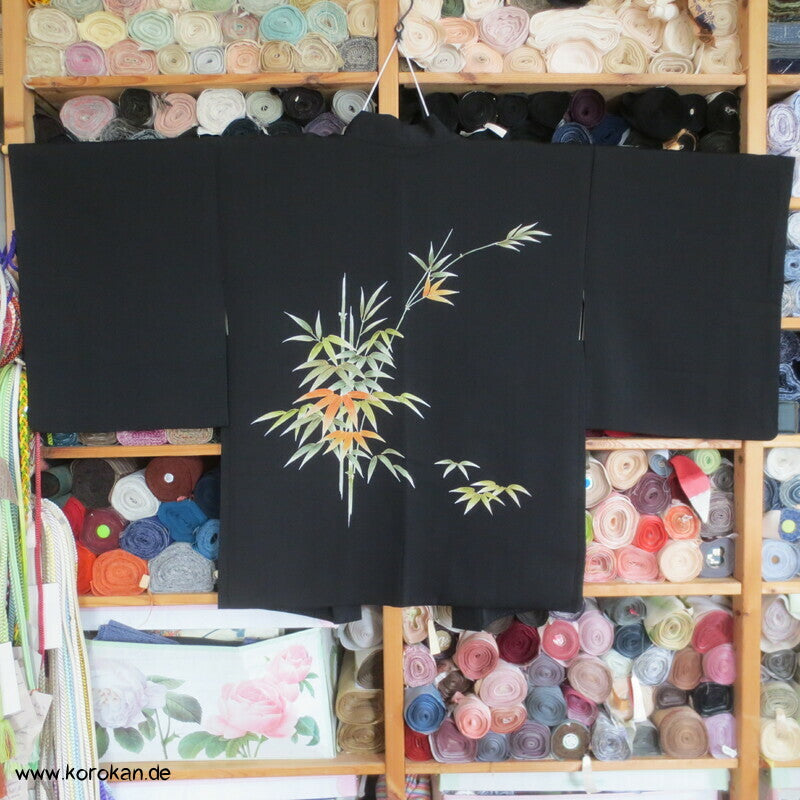 japanische Haori Kimono Jacke mit gemaltem Bambus auf schwarz